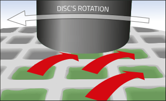 Brusnýd disk se sklípkovou strukturou pro rovnoměrný úběr materiálů a distribuci volného brusiva