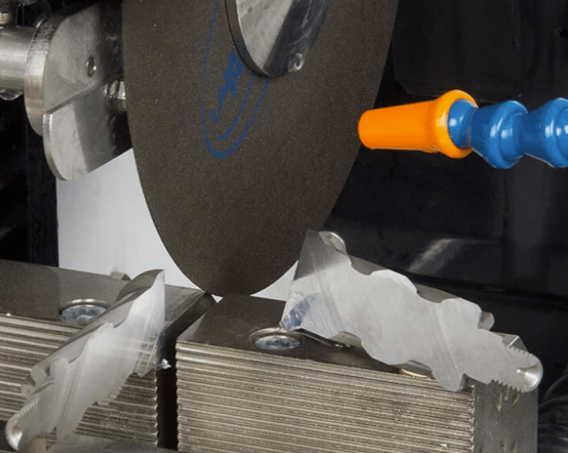 Precizní řez metalografického vzorku dělicím kotoučem.